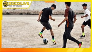 Kỹ thuật quay người trong bóng đá là như thế nào